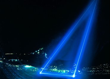 [Translate to English:] 02F00100 Lasershow Eventservice Outdoor Beams 18 km long Laser Triangle