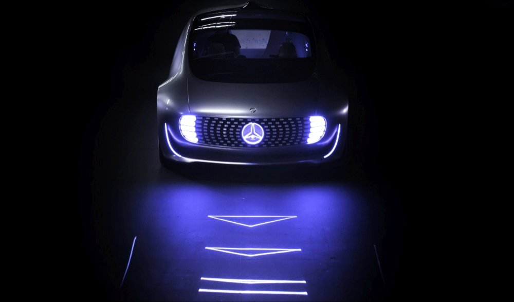 Lasershow Mercedes Benz CES 2015 Luxury in Motion with Laser Display Distance Display