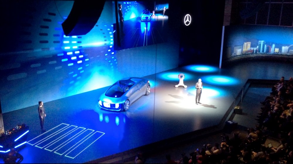 Lasershow Mercedes Benz CES 2015 Keynote Auto projiziert Zebrastreifen 2