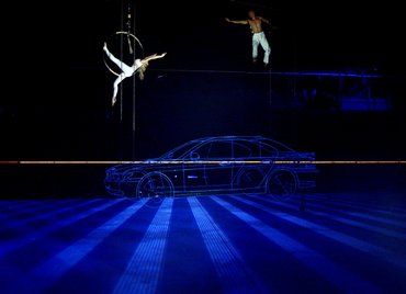 02H00500 Lasershow Eventservice Show Acts Illuminated 3D Object Acrobats BMW 7 series Launch